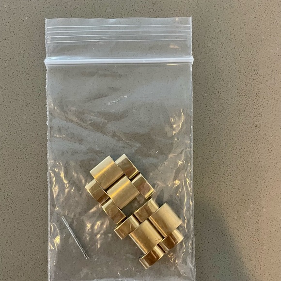 Authentic Michael Kors Everest Pavé Gold-Tone Watch - Picture 5 of 6